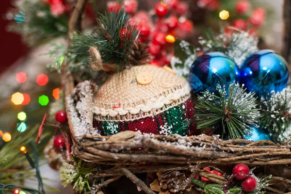 Julpynt, bollar i en korg, garland, gyllene strålar — Stockfoto