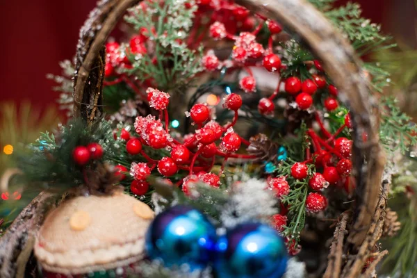 Weihnachtsdekoration, Kugeln im Korb, Girlanden, goldene Strahlen — Stockfoto