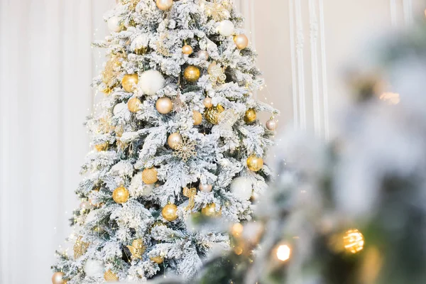 Träd och Jul dekorationer. Vacker dekorerad med nuvarande lådor i ett vinterlandskap med snö. — Stockfoto