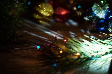 Noel kompozisyon kırmızı ve beyaz süs eşyası ile dekore edilmiş, yay ve Ladin şubeleri. Kopya alanı Merkezi