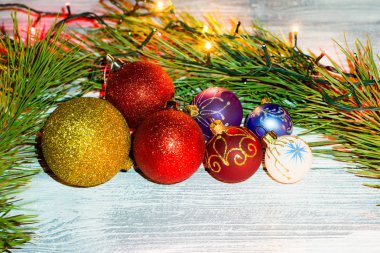 Noel kompozisyon kırmızı ve beyaz süs eşyası ile dekore edilmiş, yay ve Ladin şubeleri. Kopya alanı Merkezi