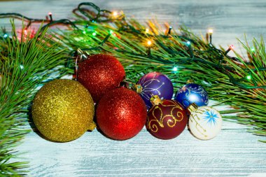 Noel kompozisyon kırmızı ve beyaz süs eşyası ile dekore edilmiş, yay ve Ladin şubeleri. Kopya alanı Merkezi