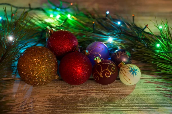 Noel kompozisyon kırmızı ve beyaz süs eşyası ile dekore edilmiş, yay ve Ladin şubeleri. Kopya alanı Merkezi