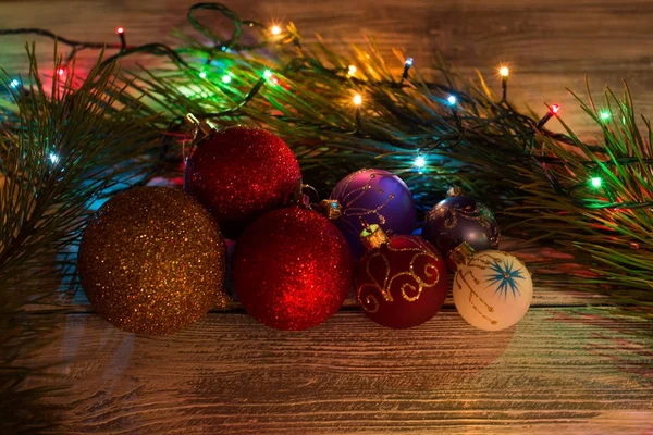 Noel kompozisyon kırmızı ve beyaz süs eşyası ile dekore edilmiş, yay ve Ladin şubeleri. Kopya alanı Merkezi