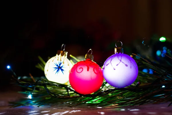 Boule de Noël rouge et blanche sur le sapin de Noël — Photo