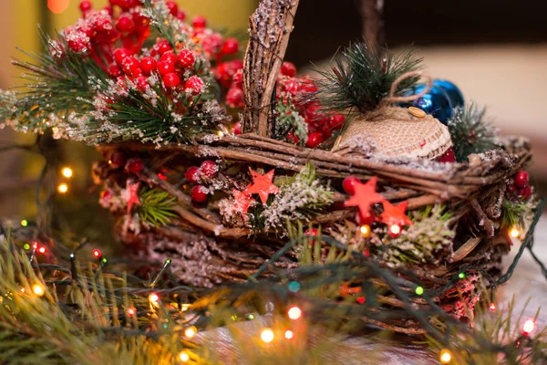 Weihnachtsdekoration, Kugeln im Korb, Girlanden, goldene Strahlen — Stockfoto