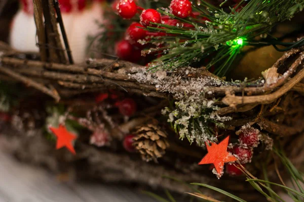 Boże Narodzenie kosz pod drzewem. Kosz na zabawki Santa Claus i Boże Narodzenie — Zdjęcie stockowe