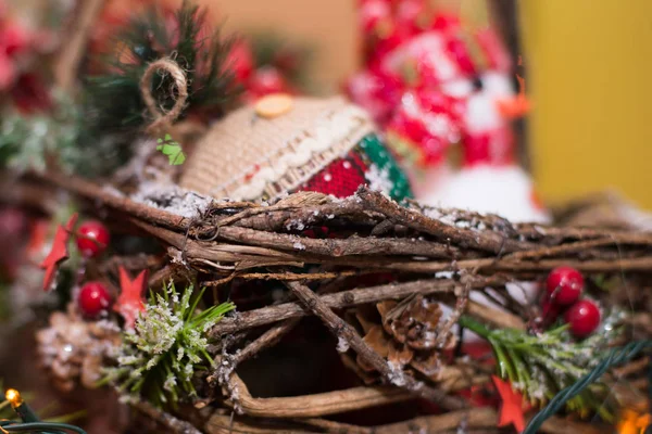 Weihnachtskorb unter dem Baum. Spielzeug Weihnachtsmann und Weihnachtskorb — Stockfoto