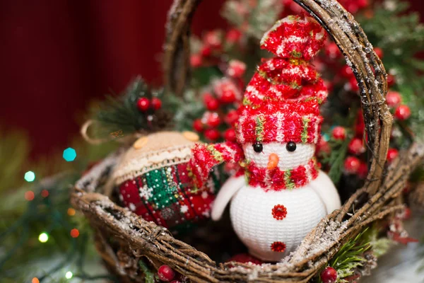 Noel ağacının altında sepeti. Oyuncak Noel Baba ve Noel sepeti