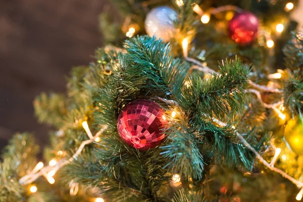 FIR-trädet och jul smycken på en trä bakgrund. Ovanifrån, kopiera utrymme. Mat bakgrund. Toning — Stockfoto