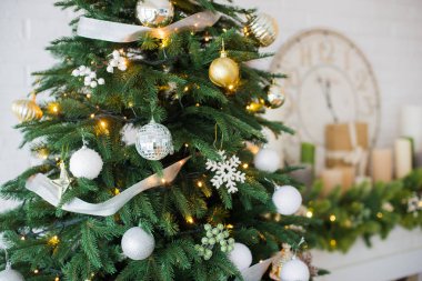 xmas ağacı üzerinde güzel bir Noel top