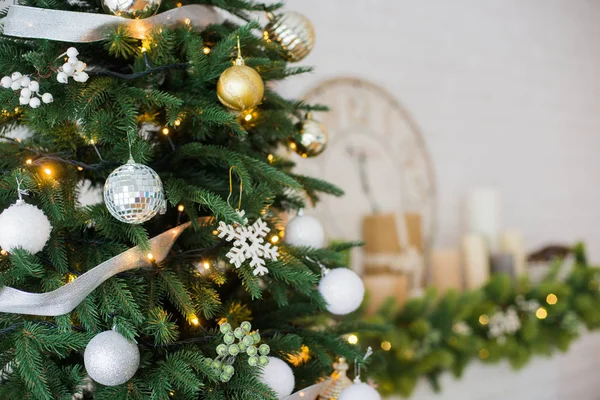 Gyönyörű karácsonyi labdát karácsonyi fa — Stock Fotó