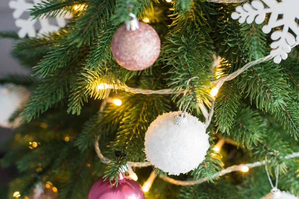 Schöne Weihnachtskugel am Weihnachtsbaum — Stockfoto