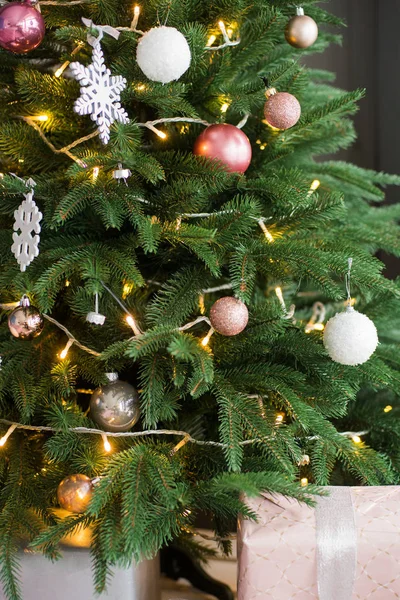 Vackra jul boll på xmas tree — Stockfoto