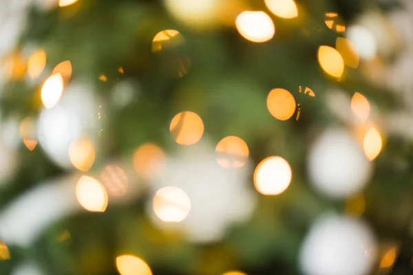 Árvore de Natal decorada no fundo luzes — Fotografia de Stock