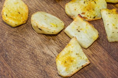 Ahşap masa artalanını, kavram ve fikir, gıda Cook rustik hala yaşam tarzı bir taze patates.