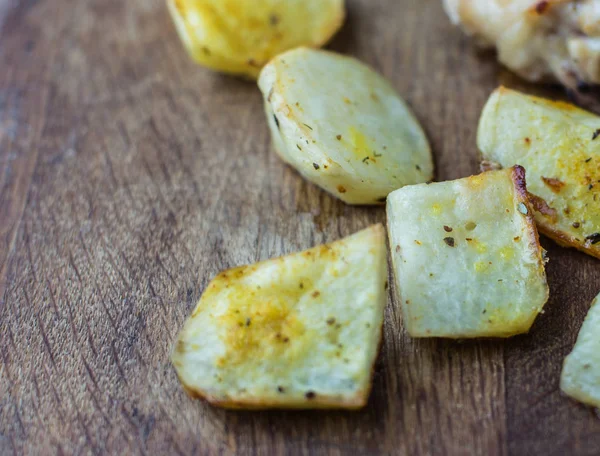 One Fresh Potato on Wood Table Background, Concept and Idea of Food Cook Rustic Still life Style. — Stock Photo, Image