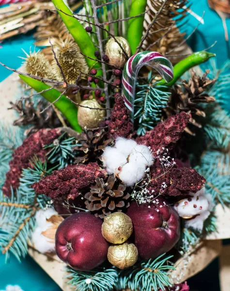 Getrocknete Zitrusfrüchte mit Zimtstangen, Anisstern auf dem hölzernen Hintergrund, dekoriert mit Tannenzweigen. Traditionelle Gewürze für Glühwein, Weihnachtsbäckerei. Neujahrskomposition. Nahsicht — Stockfoto