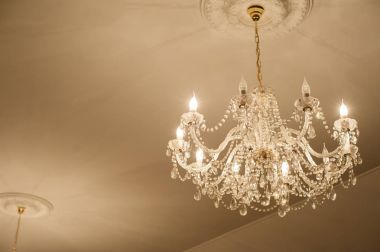 Restoranda avize var.