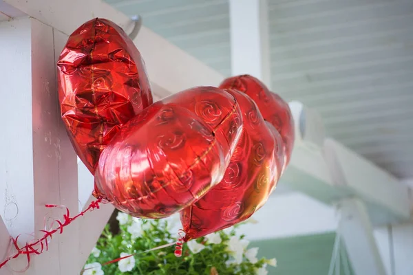 Balões vermelhos em forma de coração. Foco seletivo do balão Heart na cafetaria. Interior do restaurante moderno para festa de aniversário. balões vermelhos decorar no café — Fotografia de Stock