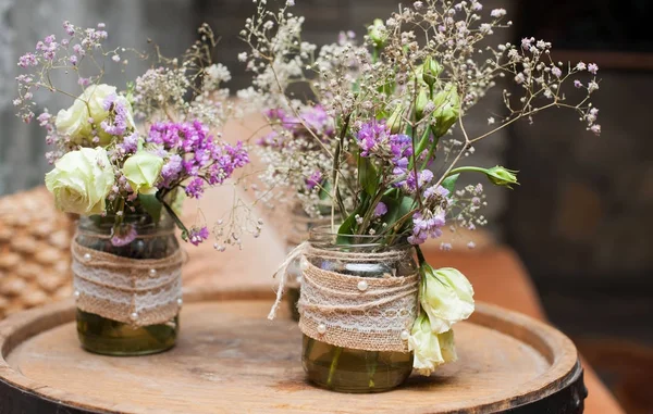Flores silvestres en un frasco de vidrio — Foto de Stock