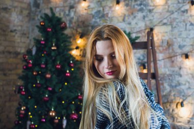 Kadın modeli ve tuğla taş. Güzel kız, uzun kızıl saçlı. Bir merdiven, bir tuğla duvar önünde duran bir kadın