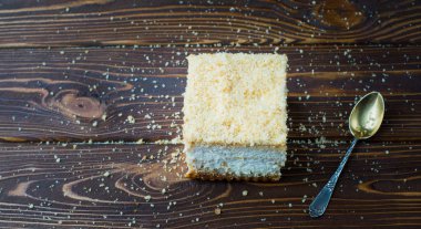 Lezzetli çocuk oyuncağı ahşap bir masa üzerinde bir kaşıkla. Bir pasta ile ahşap bir masa üzerinde kırıntısı.