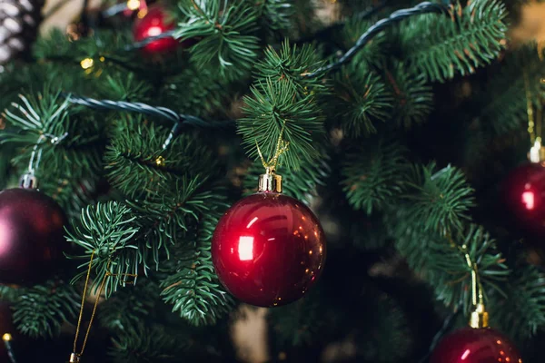 Karácsonyfa füzér a egy téglafal háttér a — Stock Fotó