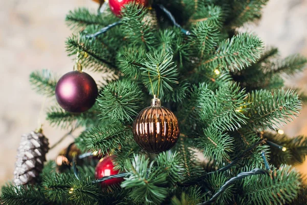 Χριστουγεννιάτικο δέντρο με γιρλάντες σε φόντο τοίχο τούβλου — Φωτογραφία Αρχείου