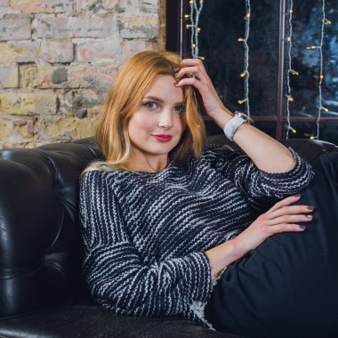 Kadın modeli ve tuğla taş. Güzel kız, uzun kızıl saçlı. Yakın çekim, kadın portre