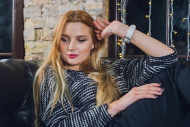 Kadın modeli ve tuğla taş. Güzel kız, uzun kızıl saçlı. Yakın çekim, kadın portre