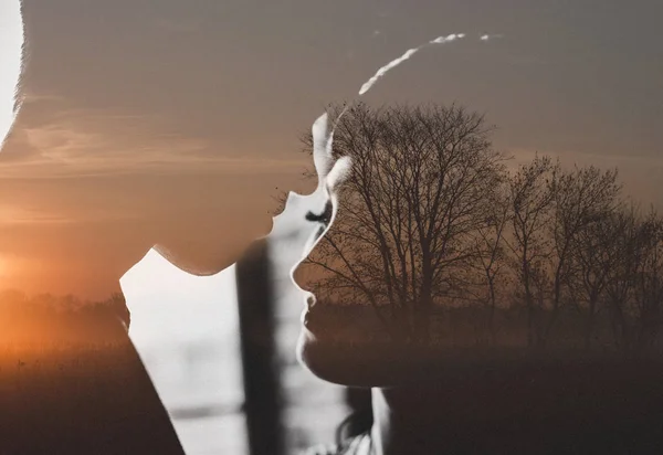 Siluet. Aşık olmak. Romantizm. Öpücük.