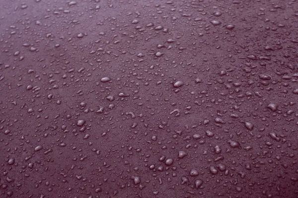 Gotas de água no fundo vermelho — Fotografia de Stock