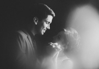 siyah bir arka plan hugs Romantik Çift