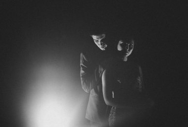 siyah bir arka plan hugs Romantik Çift