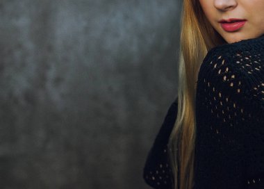 Kızıl saçlı kız Studio gri bir arka plan üzerinde poz. Stüdyoda genç modeli