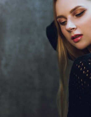 Kızıl saçlı kız Studio gri bir arka plan üzerinde poz. Stüdyoda genç modeli