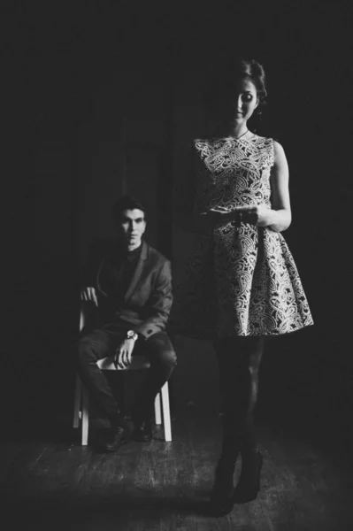 Romantisches Paar auf schwarzem Hintergrund, Umarmungen — Stockfoto