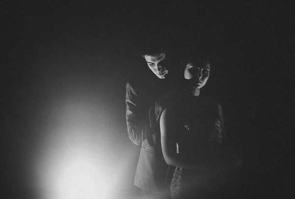 siyah bir arka plan hugs Romantik Çift