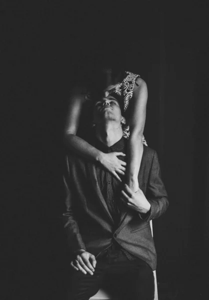 siyah bir arka plan hugs Romantik Çift