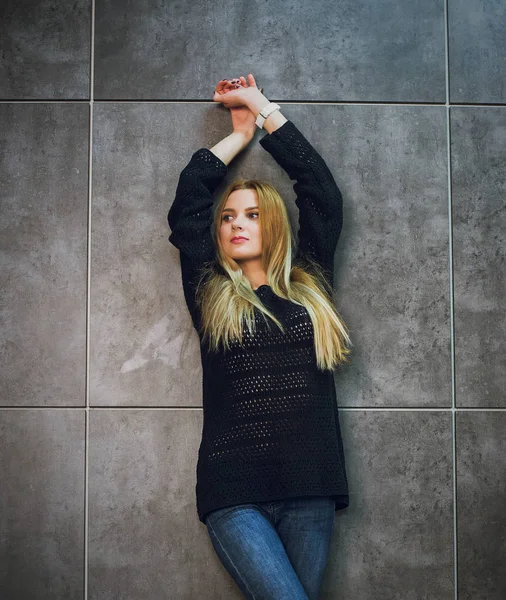 Kızıl saçlı kız Studio gri bir arka plan üzerinde poz. Stüdyoda genç modeli