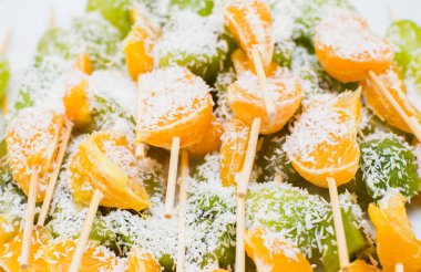 Portakal, kivi ve üzüm şiş üzerinde arka plan ışık. ? kaybetmek-yukarıya-in meyve.