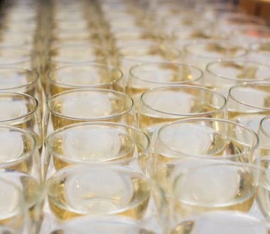 Tablo boş içme suyu cam alt arka plan deseni. Soyut daire beyaz cam arka plan, üstten görünüm