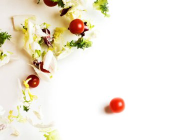 Beyaz arka plan üzerinde taze karışık salata yaprakları