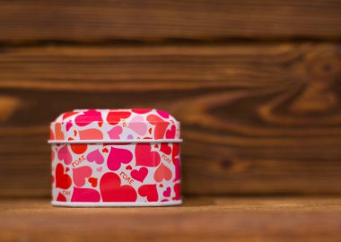 Sevgililer günü için hediye kutusu. Karanlık bir arka plan üzerinde kırmızı kalpler. Metin için yer