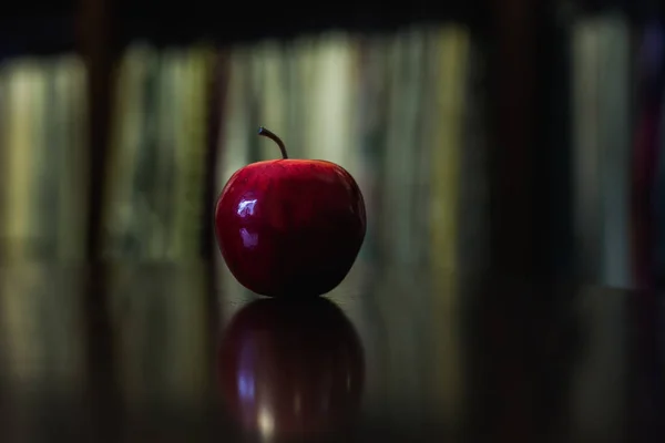 gıda kavramı, ahşap bir masa Karanlıktaki elma