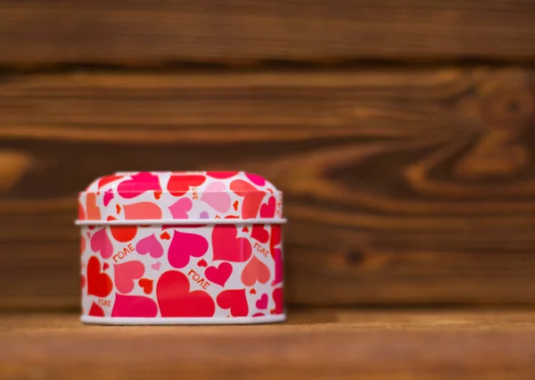 Gift box for Valentine's Day. Red hearts on a dark background. Space for text — Stock Photo, Image