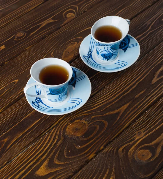 Duas xícaras de chá em uma mesa de madeira — Fotografia de Stock