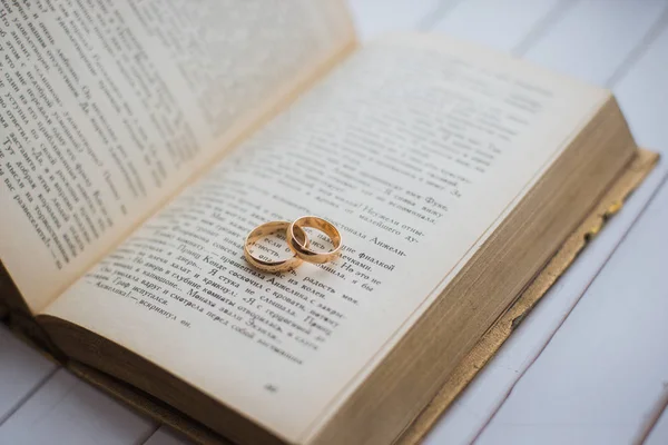 Der Ring liegt im Buch, Ring und Buch, Ring zwischen den Seiten, altes Buch — Stockfoto