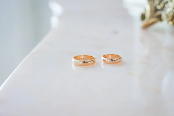 Wedding rings on cushion — Stock Photo, Image